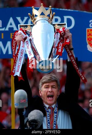 ARSENAL V EVERTON 11/5/2002 ARSENE WENGER PICTURE DAVID ASHDOWN.FOOTBALL Stock Photo