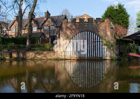 Bridgewater canal, Worsley. Boathouse reflected in water Stock Photo