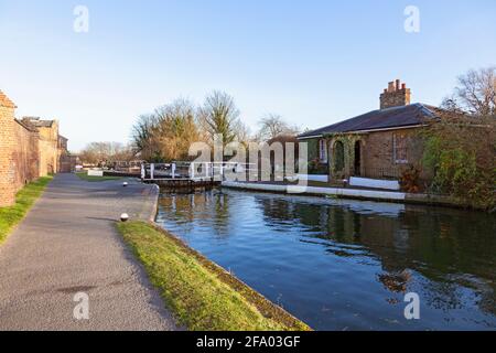 UK, England, London, Hanwell, Lock Number 93 with Lock Keeper's Cottage Stock Photo