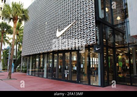 NIKE Store exterior in Road Mall in Miami Beach, Florida. Front facade of store with palm trees Stock Photo - Alamy