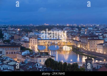 Night time view of Florence, Ponte Vecchio, Palazzo Vecchio and ...