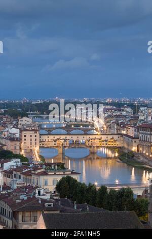 Night time view of Florence, Ponte Vecchio, Palazzo Vecchio and ...