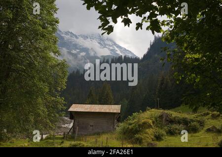 Traditional wooden barn high in the spectacular upper Lauterbrunnen valley at Trachsellauenen, Bernese Oberland, Switzerland Stock Photo