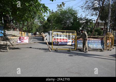 Prayagraj, Uttar Pradesh, India. 22nd Apr, 2021. Prayagraj: A Policeman barricade a COVID 19 containment area as coronavirus cases spike in Prayagraj on Thursday, April 22, 2021. Credit: Prabhat Kumar Verma/ZUMA Wire/Alamy Live News Stock Photo