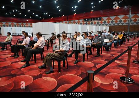 Kuala Lumpur, Malaysia. 22nd Apr, 2021. People wait to receive COVID-19 vaccines in Bandar Sunway near Kuala Lumpur, Malaysia, April 22, 2021. Malaysia reported 2,875 new COVID-19 infections, the Health Ministry said on Thursday, bringing the national total to 384,688. Credit: Chong Voon Chung/Xinhua/Alamy Live News Stock Photo