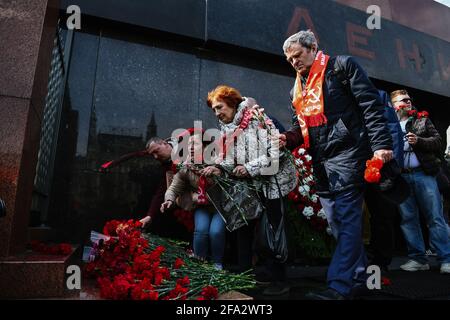 Moscow, Russia. 22nd Apr, 2021. People lay flowers at Vladimir Lenin's mausoleum to mark the 151th anniversary of the revolutionary leader's birth in Moscow, Russia, on April 22, 2021. Credit: Evgeny Sinitsyny/Xinhua/Alamy Live News Stock Photo