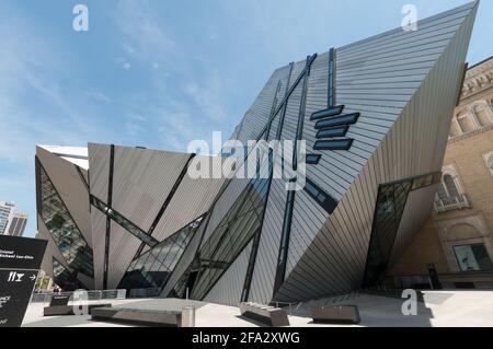 Royal Ontario Museum (Toronto) - exterior, wide angle view of Libeskind's  2007 addition (looking east on Bloor) Stock Photo