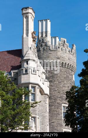 Casa Loma (1911-1914), Toronto - north west corner feat. tower with chimneys, crenelations Stock Photo