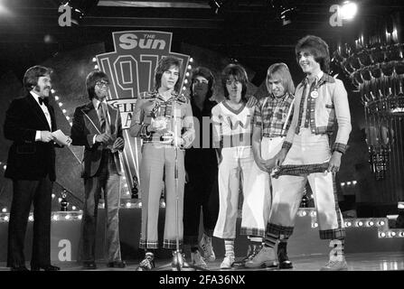File photo dated 14/06/75 of The Bay City Rollers with the award for the Top Pop Act presented to them by pop star Cliff Richard, second left, at the 1975 Sun Television Awards ceremony at the London Hilton Hotel. Bay City Rollers singer Les McKeown has died at the age of 65. Issue date: Thursday April 22, 2021. Stock Photo