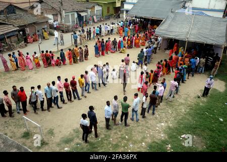 Kolkata, West Bengal in India. 22nd Apr, 2021. People wait in line to cast their votes at a polling booth at Ghola, West Bengal in India, April 22, 2021. The sixth phase of local elections in India's eastern state of West Bengal is underway amid a huge spike in COVID-19 cases, officials said Thursday. Credit: Str/Xinhua/Alamy Live News Stock Photo