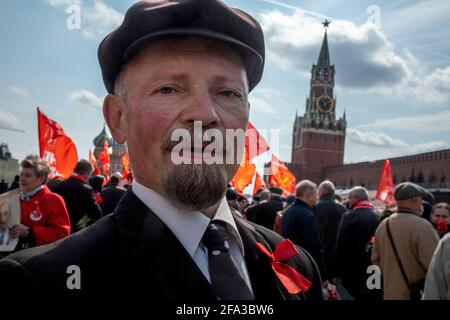 Moscow, Russia. 22nd of April, 2021 A man, who impersonates Soviet founder Vladimir Lenin, and other supporters of the communist party walk to visit the Mausoleum of the Soviet founder Vladimir Lenin to mark the 151st anniversary of his birth, in Red Square in central Moscow, Russia Stock Photo