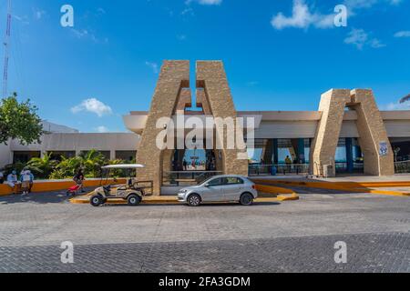 ISLA MUJERES, MEXICO -MARCH 12.2021: The ferry terminal on Isla Mujeres, Cancun with a golf car infront Stock Photo