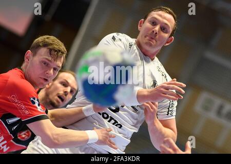 Kassel, Germany. 22nd Apr, 2021. Handball: Bundesliga, MT Melsungen - THW Kiel, Matchday 27 in the Rothenbach-Halle. Kiel's Sander Sagosen (r) plays against Melsungen's Timo Kastening. Credit: Swen Pförtner/dpa/Alamy Live News Stock Photo