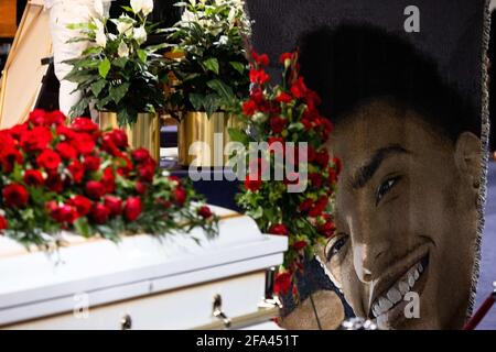 Minneapolis, USA. 22nd Apr, 2021. The coffin containing Daunte Wright at his funeral on April 22, 2021 at the Shiloh Temple International Ministries in Minneapolis, Minnesota. (Photo by Brian Feinzimer/Sipa USA) Credit: Sipa USA/Alamy Live News Stock Photo