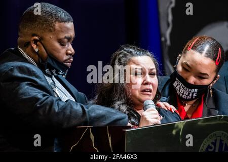 Minneapolis, Minn., USA. 22nd Apr, 2021. Aubrey and Katie Wright pay tribute to their son, Daunte Wright, during his funeral services at Shiloh Temple International Ministries in Minneapolis, Minn., U.S., on Thursday, April 22, 2021. Wright was shot by police officer Kimberly Ann Potter who claims she thought she was deploying a taser when Wright attempted to flee as police attempted to place him under arrest for an outstanding warrant during a traffic stop.Credit: Samuel Corum/CNP | usage worldwide Credit: dpa/Alamy Live News Stock Photo