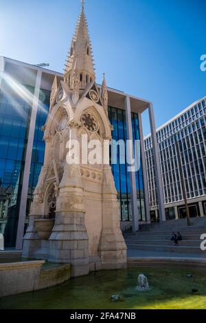 Chamberlain Memorial, Chamberlain Square, Birmingham City Centre, UK, to the backdrop of Two Chamberlain Square, a new eight storey office Stock Photo