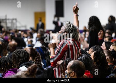 Minneapolis, Minn., USA. 22nd Apr, 2021. Mourners fill Shiloh Temple International Ministries for the funeral of Daunte Wright in Minneapolis, Minn., U.S., on Thursday, April 22, 2021. Wright was shot by police officer Kimberly Ann Potter who claims she thought she was deploying a taser when Wright attempted to flee as police attempted to place him under arrest for an outstanding warrant during a traffic stop.Credit: Samuel Corum/CNP | usage worldwide Credit: dpa/Alamy Live News Stock Photo