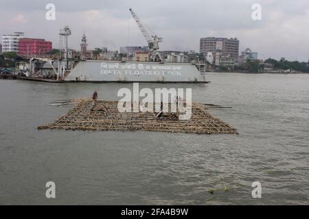 Workers transporting bamboos making a raft on the Buriganga River, Dhaka, Bangladesh Stock Photo