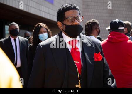 Minneapolis, Minnesota, USA. 22nd Apr, 2021. April 22, 2021-Minneapolis, Minnesota, USA: A funeral director files out of DAUNTE WRIGHT's at New Shiloh Temple in North Minneapolis. Wright, 20, of Brooklyn Center, Minnesota, was shot and killed by former Brooklyn Center Police officer KIMBERLY POTTER, 48, of Champlin, Minnesota while on duty during a traffic stop. Credit: Henry Pan/ZUMA Wire/Alamy Live News Stock Photo