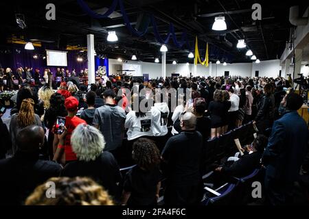 Minneapolis, United States Of America. 22nd Apr, 2021. Mourners fill Shiloh Temple International Ministries for the funeral of Daunte Wright in Minneapolis, Minn., U.S., on Thursday, April 22, 2021. Wright was shot by police officer Kimberly Ann Potter who claims she thought she was deploying a taser when Wright attempted to flee as police attempted to place him under arrest for an outstanding warrant during a traffic stop.Credit: Samuel Corum/CNP/Sipa USA Credit: Sipa USA/Alamy Live News Stock Photo