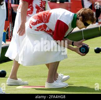 COMMONWEALTH GAMES IN MANCHESTER 26/7/2002  LAWN BOWLS BLIND PLAYERS GLORIA HOPKINGS (WALES)  DURING HER MATCH WITH SUSAN NJANI (KENYA)  PICTURE DAVID ASHDOWN.COMMONWEALTH GAMES MANCHESTER Stock Photo