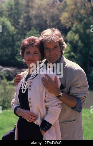 22 August 1990, North Rhine-Westphalia, Bergisch Gladbach: actor Thomas Fritsch and Karin Eickelbaum posing at ' Forstinspektor Buchholz ' on 22.08.1990 Photo : Horst Galuschka Photo: Horst Galuschka/dpa Stock Photo