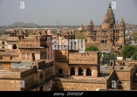 Detail of the Raj Mahal Palace with the temple of Chaturbhuj in the background in Orchha., Madhya Pradesh, India. Stock Photo