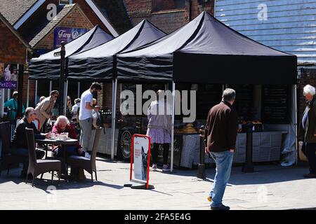 Tenterden, Kent, UK. 23rd Apr, 2021. UK Weather: Sunny in the town of Tenterden in Kent as people get out and enjoy the sunny weather now that some of the lockdown restrictions have been lifted. One of the outdoor market stalls is busy with customers. Photo Credit: Paul Lawrenson /Alamy Live News Stock Photo