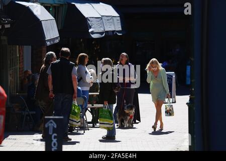 Tenterden, Kent, UK. 23rd Apr, 2021. UK Weather: Sunny in the town of Tenterden in Kent as people get out and enjoy the sunny weather now that some of the lockdown restrictions have been lifted. A group of people meet up in the sunny weather. Photo Credit: Paul Lawrenson /Alamy Live News Stock Photo