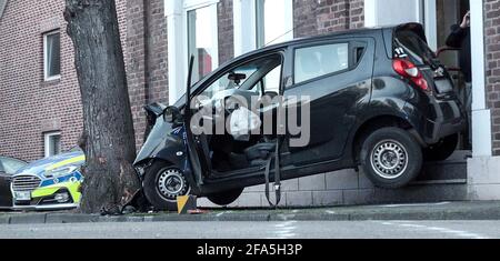 Voerde, Germany. 22nd Apr, 2021. A car stands on the steps in the entrance of a residential house after an accident. A woman from Voerde on the Lower Rhine laments the third serious car accident at her house, which is located behind a sharp bend. In the evening, according to police, a 38-year-old man had lost control of his car in the curve, crashed into a tree and then into the wall of the house directly next to the entrance. (to dpa 'Woman laments third car accident at her house: 'A nightmare'') Credit: Erwin Pottgiesser/dpa - ATTENTION: License plate pixelated/dpa/Alamy Live News Stock Photo