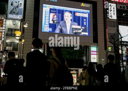 Tokyo, Japan. 23rd Apr, 2021. Japanese Prime Minister Yoshihide Suga held a press conference and announced the declaration of a third state of emergency. The period is from April 25, 2021 to May 11, 2021. The areas to be covered are Tokyo, Kyoto, Osaka, and Hyogo prefectures. A monitor at Tokyo's Shinjuku Station showing the press conference. on April 24, 2021 in Tokyo, Japan. (Photo by Kazuki Oishi/Sipa USA) **Japan Out** Credit: Sipa USA/Alamy Live News Stock Photo