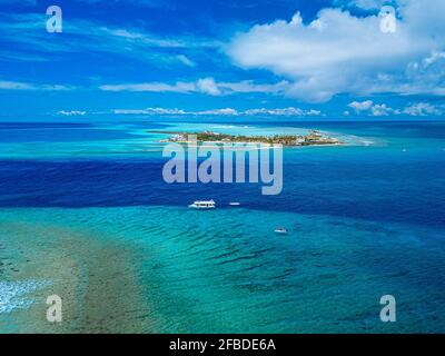 Maldives, Kaafu atoll, Viligilimathidhahuraa island and Thulusdhoo island in tropical blue sea Stock Photo