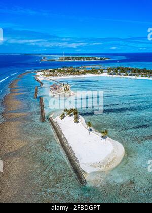 Maldives, Kaafu atoll, Viligilimathidhahuraa island and Thulusdhoo island in tropical blue sea Stock Photo