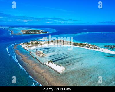 Maldives, Kaafu atoll, Viligilimathidhahuraa island and Thulusdhoo island in tropical blue sea Stock Photo