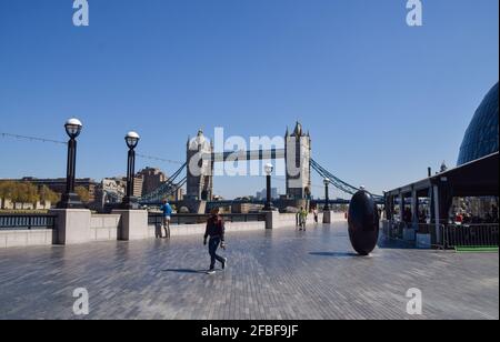 London, UK. 23rd Apr, 2021. A view of the Tower Bridge on a clear day, London. Credit: SOPA Images Limited/Alamy Live News Stock Photo