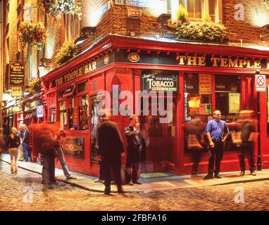 The Temple Bar Pub at night, Temple Bar, Dublin, Republic of Ireland Stock Photo