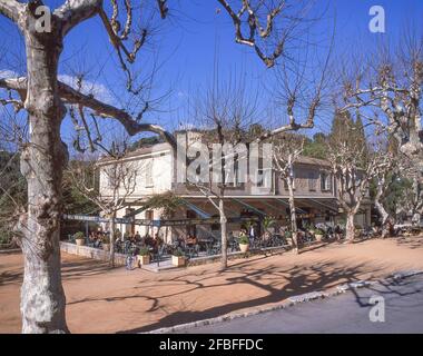 Cafe de la Place, Saint-Paul de Vence, Alpes-Maritimes, Provence-Alpes-Côte d'Azur, France Stock Photo