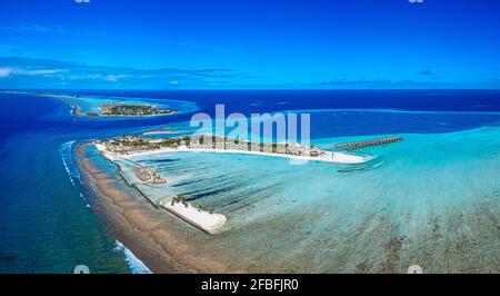 Maldives, Kaafu atoll, Viligilimathidhahuraa island and Thulusdhoo island in tropical blue sea Stock Photo