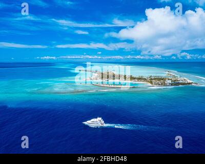 Maldives, Kaafu atoll, Viligilimathidhahuraa island and Thulusdhoo island in tropical blue sea Stock Photo