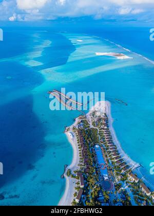 Maldives, Kaafu atoll, Viligilimathidhahuraa island and Thulusdhoo island in tropical blue sea Stock Photo