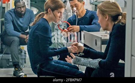 STOWAWAY 2021 Netflix film with from left: Shamier Anderson, Anna Kendrick, Daniel Dae Kim,Toni Collette, Stock Photo