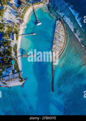 Maldives, Kaafu atoll, Island in tropical blue sea Stock Photo