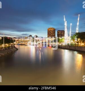 Singapore, Long exposure of Clarke Quay at dusk with GMAX Reverse Bungy in background Stock Photo