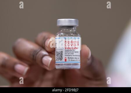 Nyc, United States. 23rd Apr, 2021. A nurse holds a vial of Moderna COVID-19 vaccine at a Queens pop-up vaccination site in Queens borough of New York City.Mayor de Blasio announced Friday that the city will make it easier for residents to get COVID vaccines by allowing walk-in appointments at all 35 city-run vaccination sites starting immediately. Credit: SOPA Images Limited/Alamy Live News Stock Photo