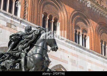 Ranuccio Farnese bronze statue in front of Palazzo Gotico ( Palazzo Comunale ) Piacenza, Emilia-Romagna, North Italy Stock Photo