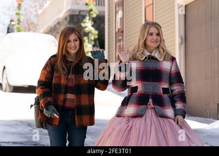 ISLA FISHER and JILLIAN BELL in GODMOTHERED (2020), directed by SHARON MAGUIRE. Credit: WALT DISNEY PICTURES / Album Stock Photo