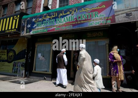 Brooklyn, NY, USA. 23rd Apr, 2021. New York City Mayoral Candidate Ray McGuire visits the Masjid Imam-ul-Bukhari/Tri-State Islamic Center to pray and give remarks as he campaigns in the East Flatbush section of Brooklyn on April 23, 2021 in New York City. Credit: Mpi43/Media Punch/Alamy Live News Stock Photo