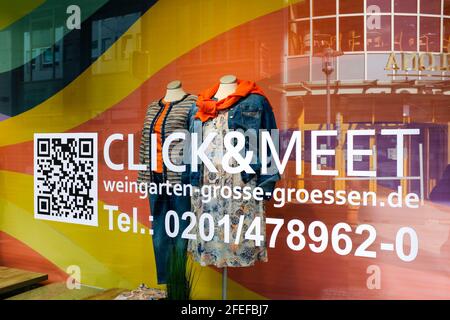 23.04.2021, Essen, Ruhrgebiet, Nordrhein-Westfalen, Deutschland - Click & Meet Einkaufsmoeglichkeit im Bekleidungsgeschaeft  Weingarten fuer grosse Gr
