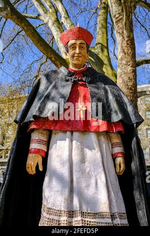 23.04.2021, Essen, Ruhrgebiet, Nordrhein-Westfalen, Deutschland - Statue der Kuenstlerin Silke Rehberg von Franz Kardinal Hengsbach, dem Bischof des B Stock Photo