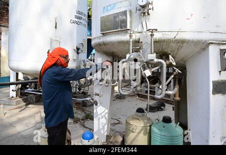 Prayagraj, Uttar Pradesh, India. 24th Apr, 2021. Prayagraj: A worker check oxygen pressure at an oxygen refile station in Prayagraj on Saturday, April 24, 2021. Credit: Prabhat Kumar Verma/ZUMA Wire/Alamy Live News Stock Photo